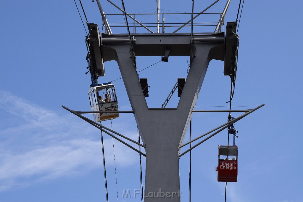 Koelner Seilbahn Gondel blieb haengen Koeln Linksrheinisch P026.JPG - Miklos Laubert